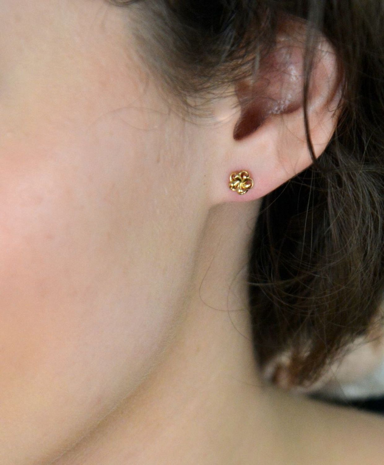 Kolczyki złote kwiatki pr 333, KL 5175 333 Podkreśl swój styl i kobiecość dzięki złotym kolczykom w kształcie kwiatków. Wykonane z wysokiej jakości złota próby 333, te subtelne i eleganckie 1.jpg